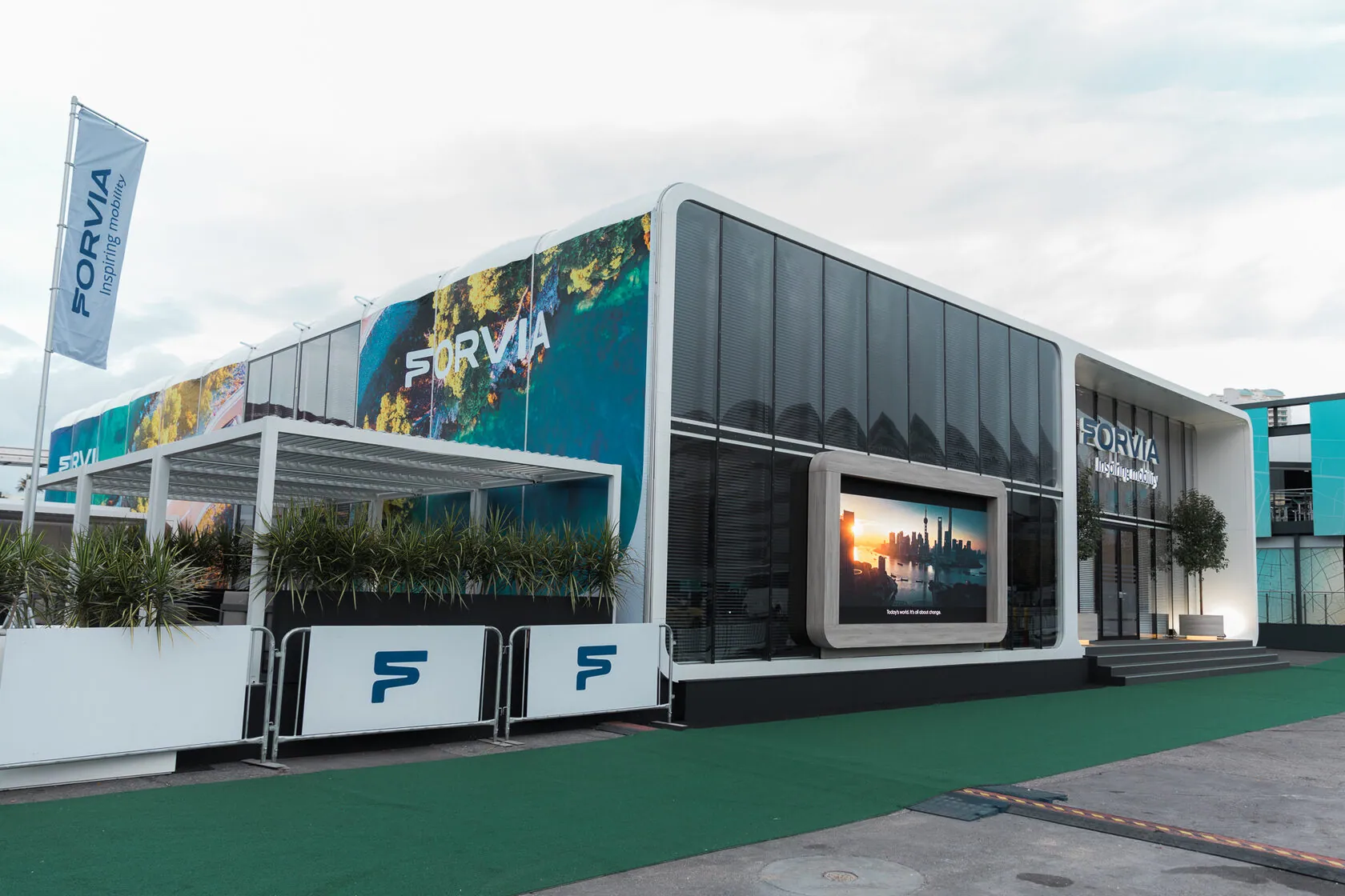 CES 2023 : le stand et sa fresque paysage